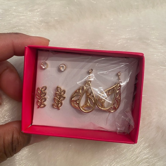 Bundle Set Gold Leaf Stretch Bracelet and 3 pairs of Earrings - Picture 6 of 6